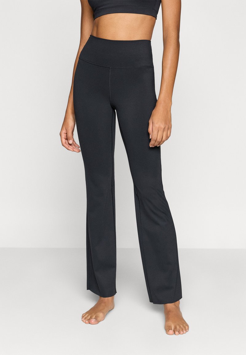 Μαύρο αθλητικό παντελόνι με καμπάνα και ψηλή μέση, κατασκευασμένο από λείο, ελαστικό ύφασμα, με καθαρό σχεδιασμό και χωρίς ορατά σχέδια.