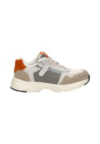 Baskets blanches et grises avec des accents en daim beige, un patch orange au talon, des lacets blancs, un panneau latéral en mesh et une semelle blanche épaisse.