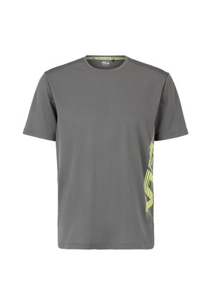 Grå atletisk T-shirt lavet af åndbart stof. Har en rund halsudskæring og et markant gult logo-design på venstre side.