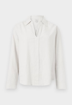 Biała koszula z długim rękawem, dekoltem w kształcie litery V i kołnierzykiem, przedstawiona na płasko na jednolitym białym tle.