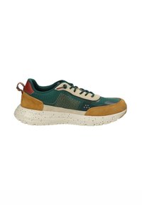Sneaker verde e beige con accenti in suede, suola bianca maculata, lacci verde scuro e linguetta rossa sul tallone, mostrata di lato su sfondo bianco.