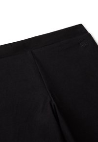 Primo piano di pantaloni neri in tessuto, con attenzione alla vita e alla parte superiore coscia, arricchiti da dettagli testurizzati sottili e un logo tonale.