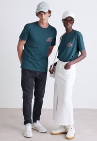 Tommy Jeans DIAMOND TWIST TEE UNISEX - Marškinėliai su spaudiniu - deep seawater