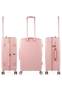 Maleta rígida rosa con un acabado texturizado, compartimentos con cremallera, ruedas dobles y un asa extensible con detalles de marca.