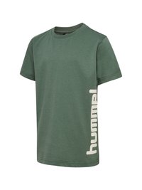 Grøn bomulds T-shirt med korte ærmer og rund hals. Har et stort hvidt "hummel" logo trykt vertikalt på venstre side.