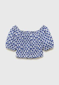 Modra skrajšana bluza z off-shoulder obliko, elastičnimi šivi in cvetličnim vzorcem v odtenkih modre in roza.