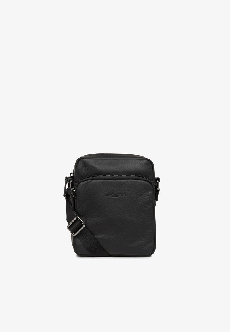 Borsa a tracolla in pelle nera con una superficie liscia, tasca frontale con zip, tracolla regolabile e logo in rilievo sulla superficie. Design compatto.