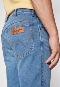 Wrangler TEXAS - Shorts vaqueros - guardian