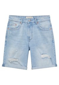 Shorts de mezclilla azul claro con dobladillos enrollados, botón y cremallera en la parte delantera, cinco bolsillos y rotos desgastados en ambas piernas.