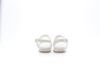 Bílé sandály s lesklým stříbrným podkladem, vybavené dvěma nastavovacími páskami, hladkou podrážkou a minimalistickým designem.