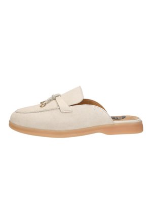 Beige Wildleder-Slipper mit einer hellbraunen Gummisohle und goldfarbenem Kettendetail am Obermaterial, entworfen für den Freizeitgebrauch.