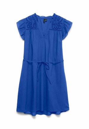 Vestido azul de manga corta con escote en V, detalles de encaje en los hombros, cinturón fruncido en la cintura y falda suelta hasta la rodilla.