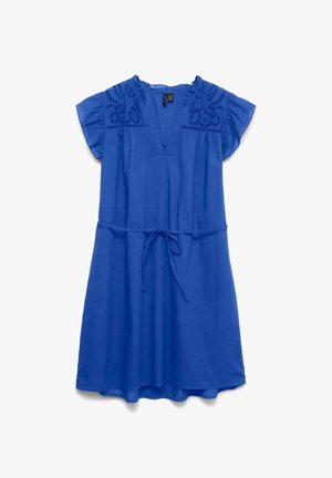 Vestito corto a maniche corte di colore blu con scollo a V, dettagli in pizzo sulle spalle, cintura raccolta in vita e gonna ampia al ginocchio.