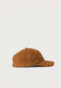 Καφέ καπέλο μπέιζμπολ από κορντόρι με ρυθμιζόμενο λουράκι με μεταλλική αγκράφα, εμφανιζόμενο από τη πλευρά σε λευκό φόντο.