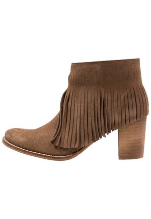 Botki kowbojki i motocyklowe