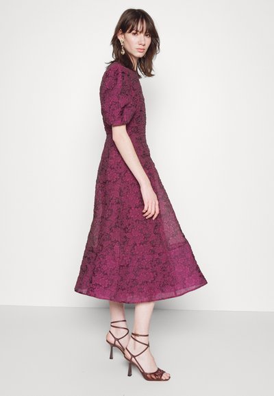 Erdem SHORT SLEEVE WAISTED MIDI DRESS WITH VOLUME SKIRT - Koktailové šaty/večierkové šaty - berry
