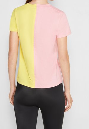 Kurzärmeliges T-Shirt mit einem zweifarbigen Design in Gelb und Pink, gefertigt aus weicher Baumwolle. Verfügt über einen Rundhalsausschnitt und einen geraden Saum.