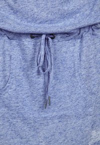 Jasnoniebieska bluza z kapturem z regulowanym paskiem w talii, dwoma przednimi kieszeniami oraz teksturowanym materiałem w cętkowany wzór.