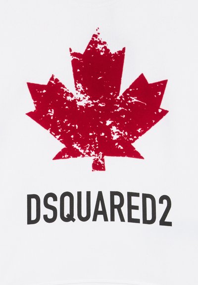 Hvit hettegenser med et slitt rødt lønnblad-grafikk over teksten "DSQUARED2" i fete sorte bokstaver.