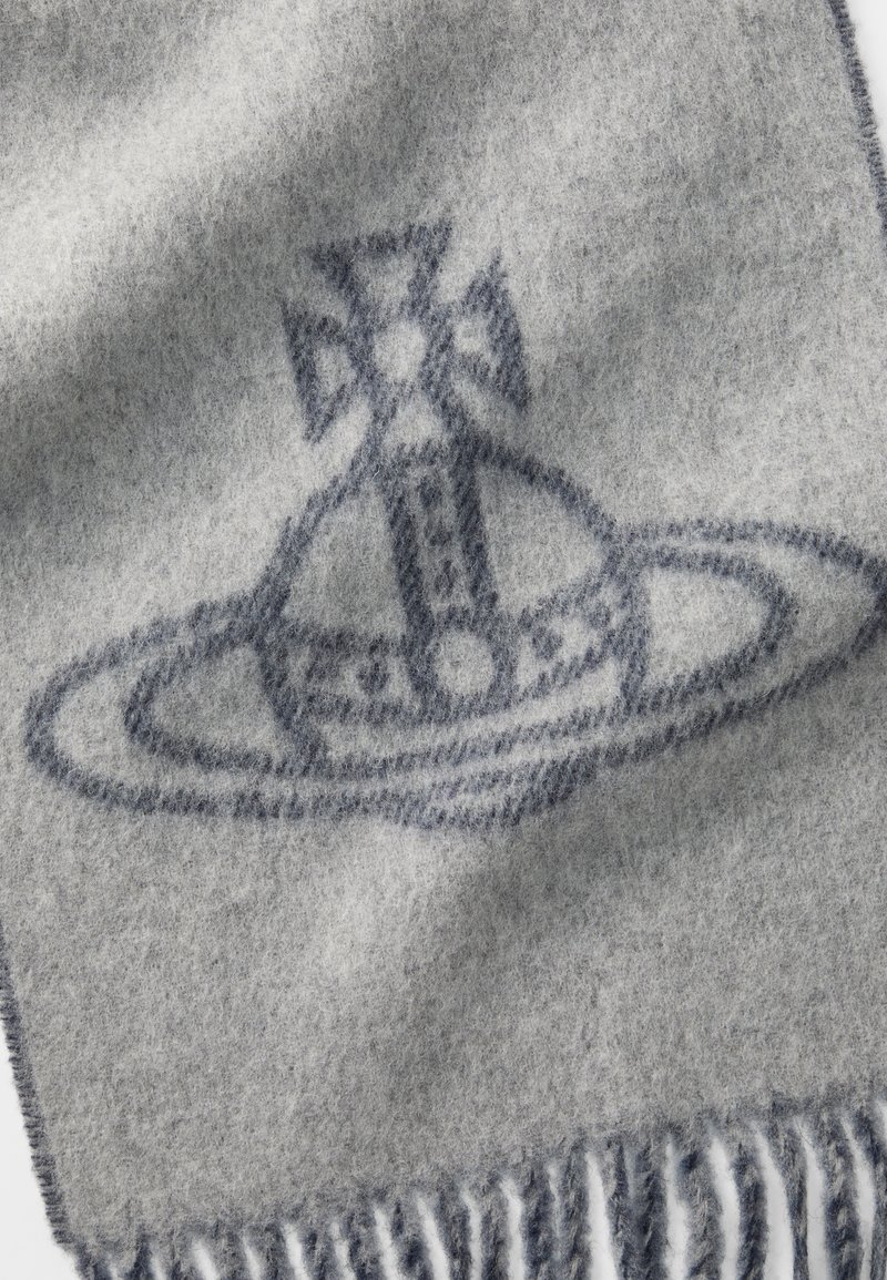 Grau Schal aus weichem, strukturiertem Wollmaterial, mit einem dunkelblauen grafischen Design eines Planeten, umgeben von Streifen und mit Fransen an den Enden.