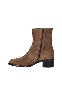 Bruine suède enkellaars met zijrits, lage blokhak en ronde neus, in profiel weergegeven op een witte achtergrond.