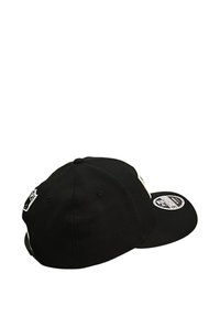 Cappellino da baseball black con un design strutturato, visiera piatta, patch laterali e una finitura in tessuto testurizzato. Chiusura regolabile sul retro.