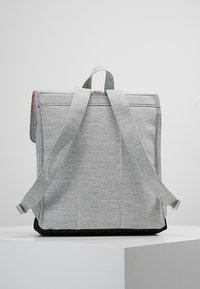 Harmaa kangasreppu, jossa on säädettävät harmaat hihnat, yläkahva ja musta alaosa. Laatikkomaista muotoa yksinkertainen muotoilu.