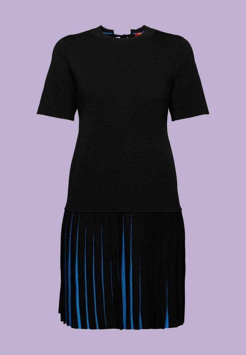 Robe noire à manches courtes avec un haut ajusté et une jupe plissée présentant des rayures verticales bleues, sur un fond violet clair.
