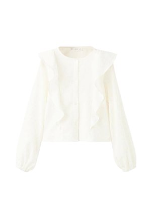 Biela blúzka s dlhým rukávom z textúrovanej tkaniny, so zaobleným výstrihom a volánikovým detailom na prednej strane, zapínaná na gombíky v strede.