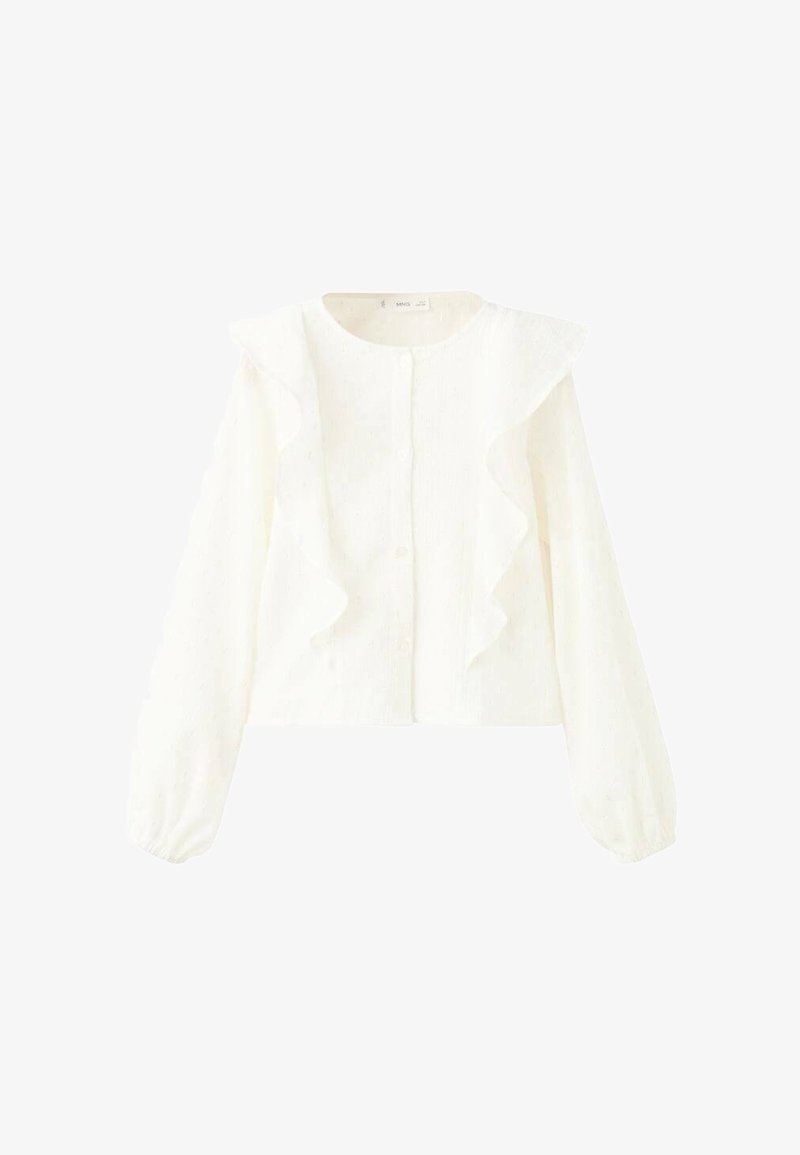 Blusa bianca a maniche lunghe con tessuto testurizzato, caratterizzata da un collo rotondo e dettagli arricciati sul davanti, chiusa con bottoni al centro.