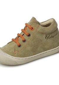 Scarpa verde scamosciata per bambini con lacci arancioni, punta rotonda e suola in gomma beige. Presenta cuciture a contrasto e logo sul lato.
