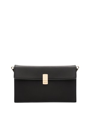 Czarna prostokątna skórzana kopertówka z złotym prostokątnym zapięciem i małymi metalowymi pierścieniami po obu stronach na pasek.