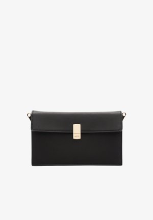 Černé obdélníkové kožené psaníčko se zlatým obdélníkovým zapínáním a malými kovovými kroužky na každé straně pro popruh.