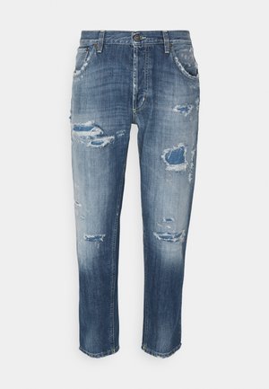 Hellblaue Jeans aus Denim mit ausgefransten Löchern, gerade geschnitten, fünf Taschen und Knopfverschluss. Leichte Ausbleichungen im Stoff.