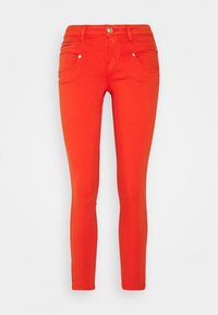 Rode skinny jeans gemaakt van een katoenmix, voorzien van een klassieke vijfzakkenontwerp, een sluiting met een knop aan de voorkant, en een gladde textuur zonder zichtbare patronen.