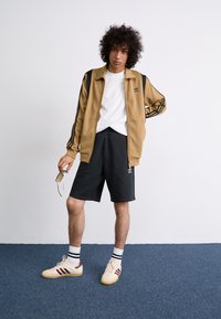 adidas Originals SAMBA UNISEX Trainers white/shadow red/gum