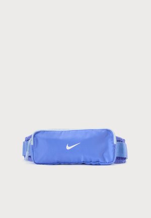Marsupio Nike blu con logo bianco, tasca principale con zip e tracolla regolabile in mesh su sfondo semplice.