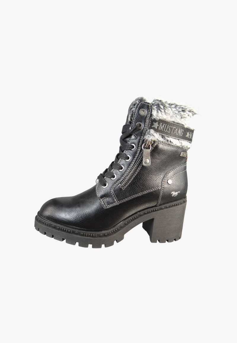Stivaletto alla caviglia nero con lacci, fodera in pelliccia sintetica, tomaia in pelle testurizzata, colletto imbottito e tacco a blocco. Caratterizzato da dettagli in metallo e logo.