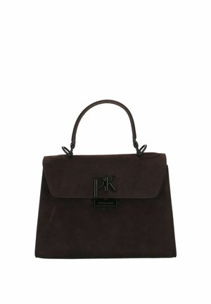 Bolso estructurado de color marrón oscuro, con asa superior curvada, cierre de solapa y logotipo metálico negro sobre fondo blanco.