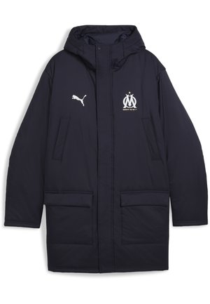 Marineblauer langer gesteppter Mantel mit Kapuze, zwei vorderen Klappentaschen, Puma-Logo auf der linken Brust und Olympique de Marseille-Emblem auf der rechten Brust.