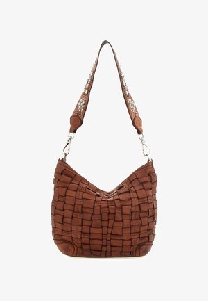 Borsa in pelle intrecciata marrone con forma hobo. Presenta una tracolla decorativa con accessori color argento e dettagli floreali. Dettagli testurizzati su tutta la superficie.