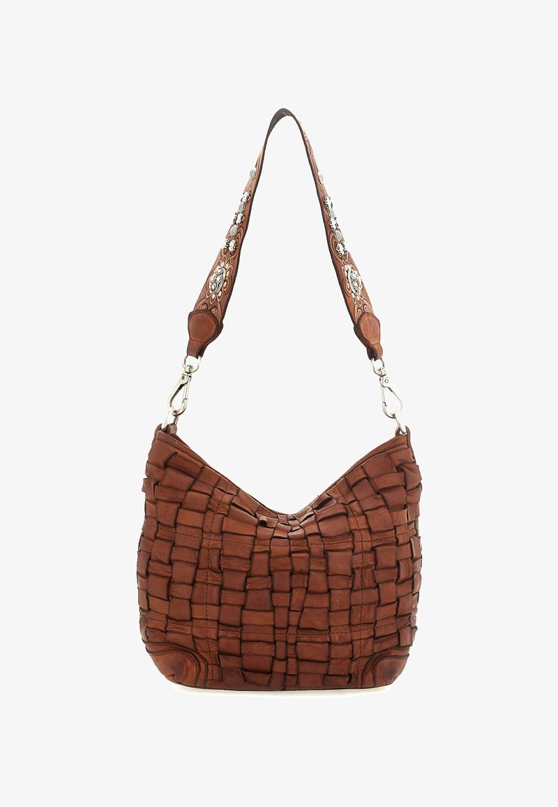 Borsa in pelle intrecciata marrone con forma hobo. Presenta una tracolla decorativa con accessori color argento e dettagli floreali. Dettagli testurizzati su tutta la superficie.