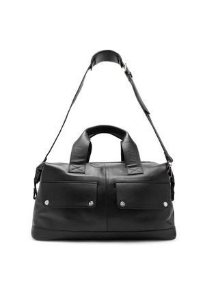 Bolso de viaje negro de cuero con dos bolsillos frontales, herrajes plateados, asas dobles y una correa para el hombro ajustable. Textura suave y forma rectangular.