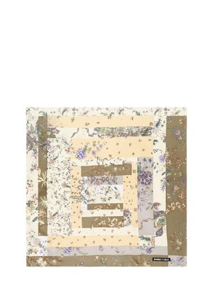 Pañuelo cuadrado de seda con patrones florales superpuestos en tonos beige, marrón y lavanda, con una pequeña etiqueta de la marca en una esquina.
