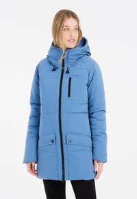 Blauwe gevoerde winterjas met een capuchon, voorzien van een voorrits, twee drukknopen zakken en een ritssluiting op de borst.