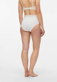 Culotte blanche taille haute avec une ceinture en dentelle, fabriquée en tissu lisse, présentant un design sans coutures et un maximum de couvrance.