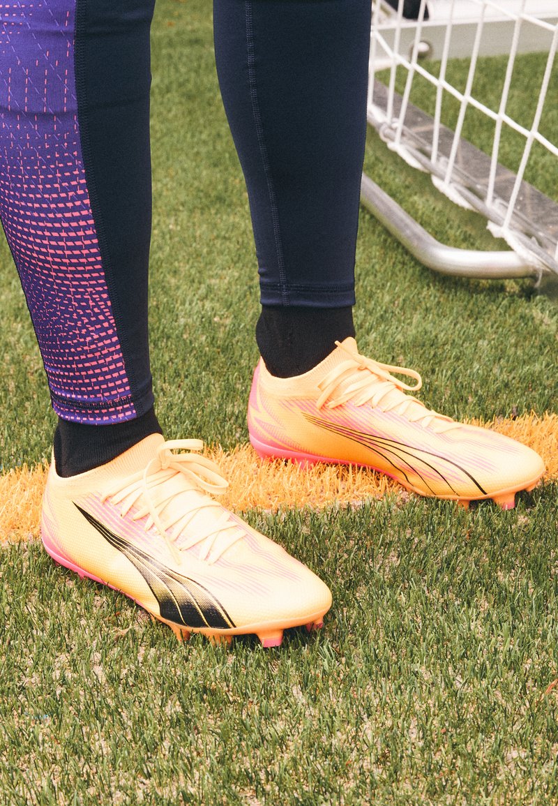 Puma Voetbalschoenen voor kunstgras geel gemêleerd