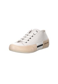 Sneaker in pelle bianca con punta tonda, dettagli beige chiaro e lacci piatti. Presenta un dettaglio a strisce bianche e nere sul lato.