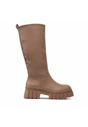 Bota alta marrón mate con suela gruesa y con dibujo, y puntera redondeada, con una lengüeta en la parte superior trasera para facilitar su colocación.