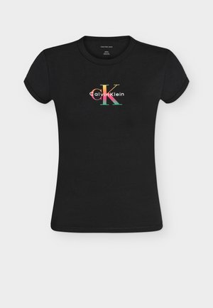 Μαύρο εφαρμοστό κοντομάνικο μπλουζάκι με πολύχρωμο λογότυπο "CK Calvin Klein" στο κέντρο του στήθους.